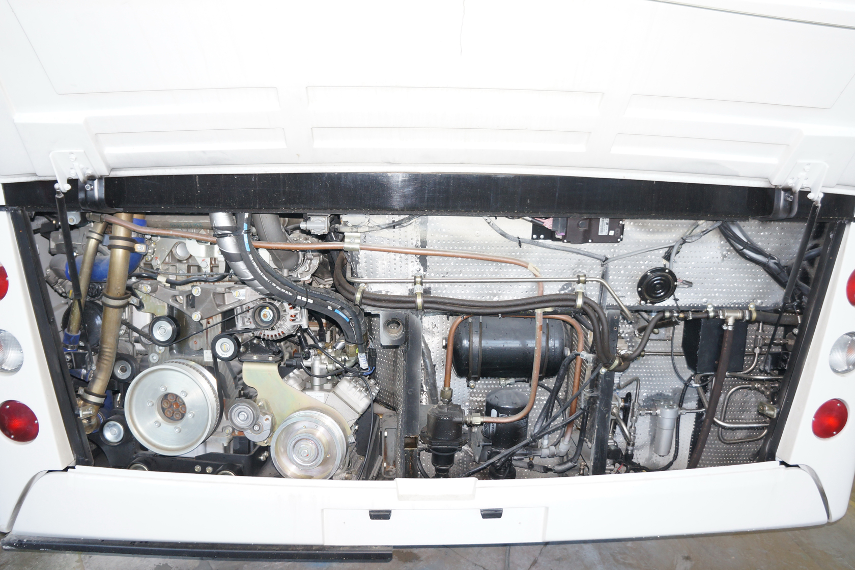 Двигатель Mercedes-Benz в моторном отсеке МАЗ-203988